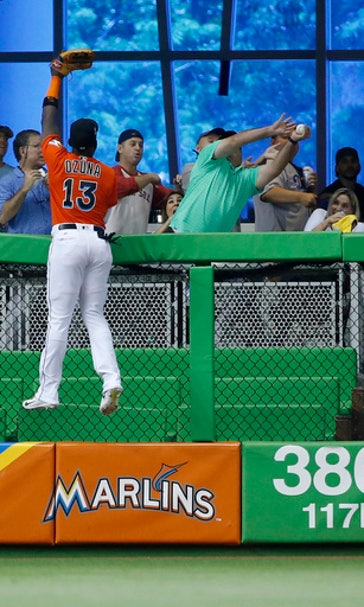 Turner homers, Dodgers win 9th straight by beating Miami 3-2 (Jul 16, 2017)